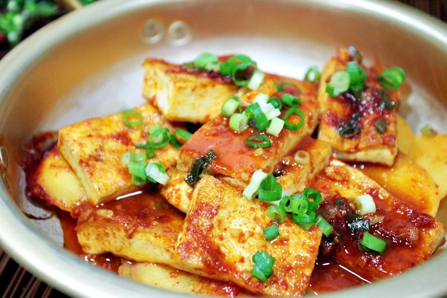 Braised tofu with red seasoning and spring onions
