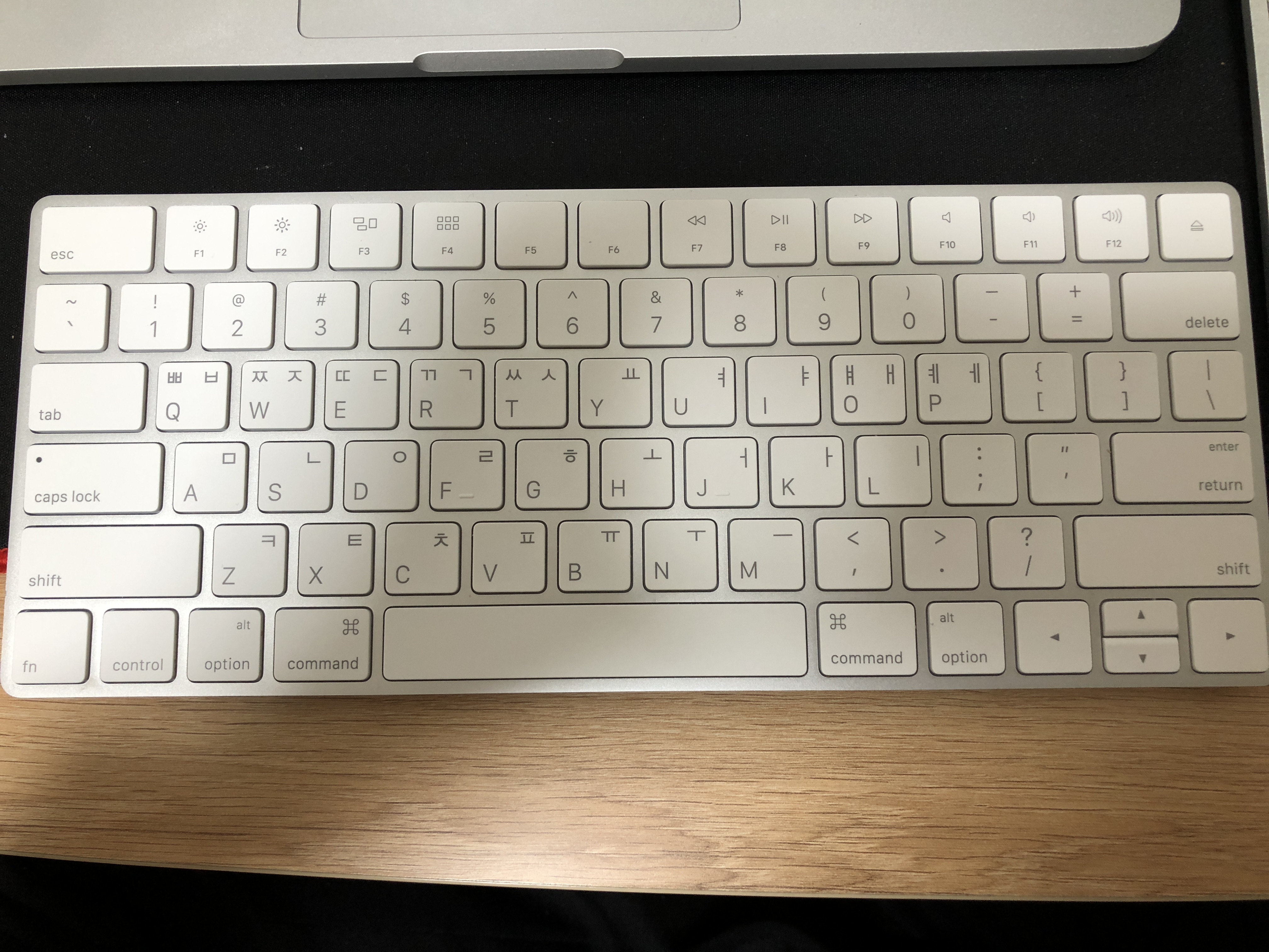 Korean and Latin keys on a keyboard. © revi, January 23, 2018.