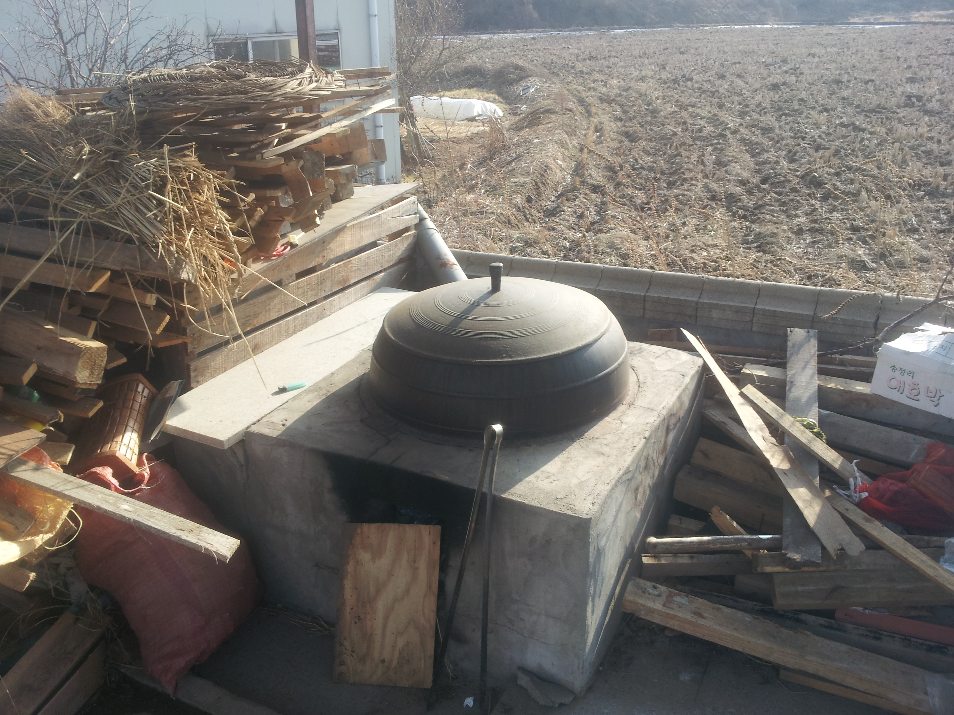 Hearth and iron cooking pot. © revi, 31 January 2014.