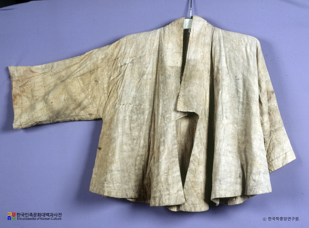 Jacket excavated from Kim Deok-ryeong’s tomb: padded, with coarse cotton outside and hemp inside. Photograph via the Encyclopedia of Korean Culture.