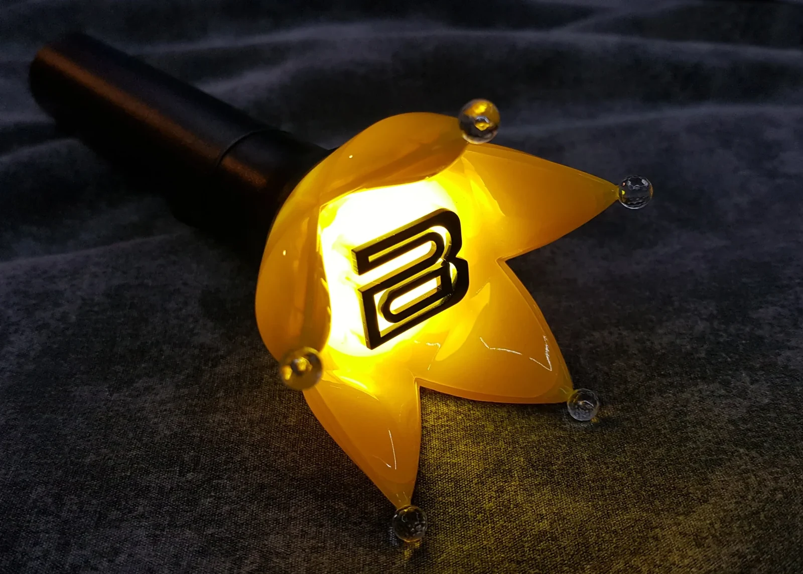 BIGBANG’s crown-shaped light stick. Photograph by Foxy'Stay.