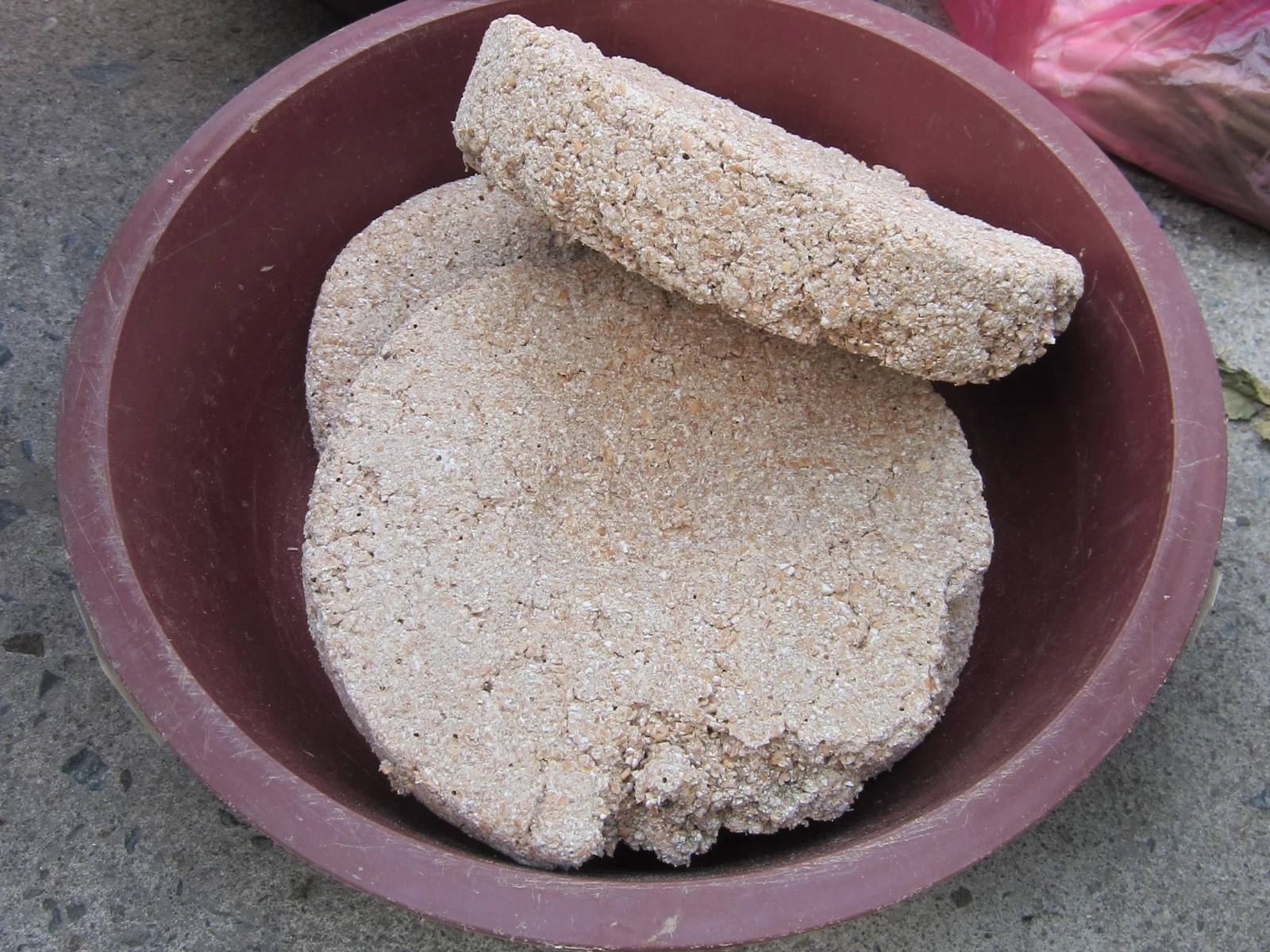 A round coarse-grain nuruk cake and its broken section
