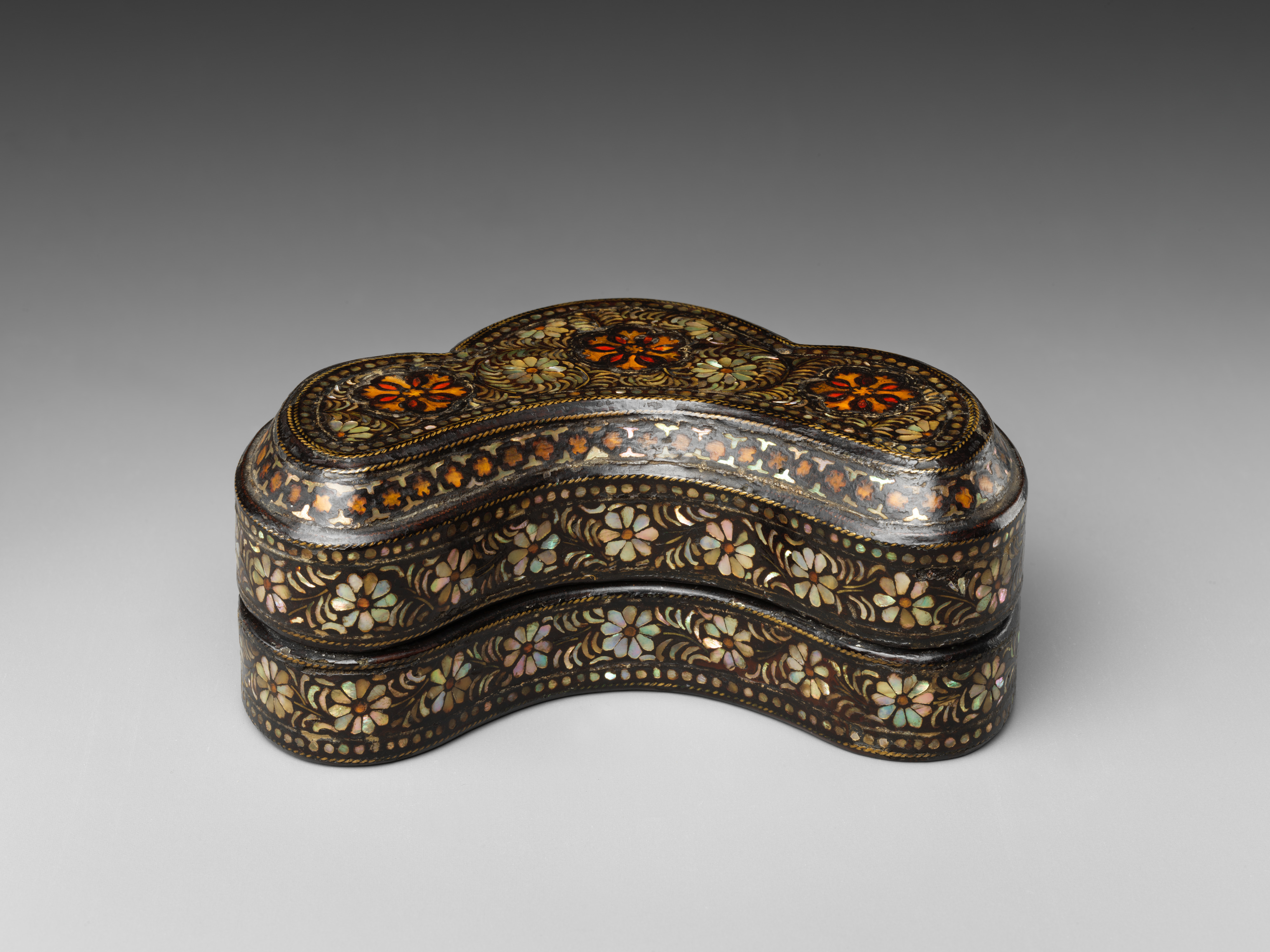 Goryeo trefoil covered box with chrysanthemums, about the twelfth century