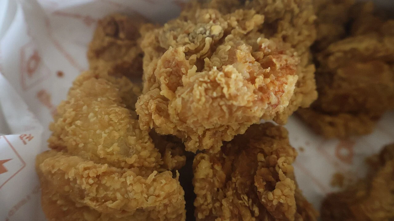 Golden ridges and brown patches on fried chicken pieces