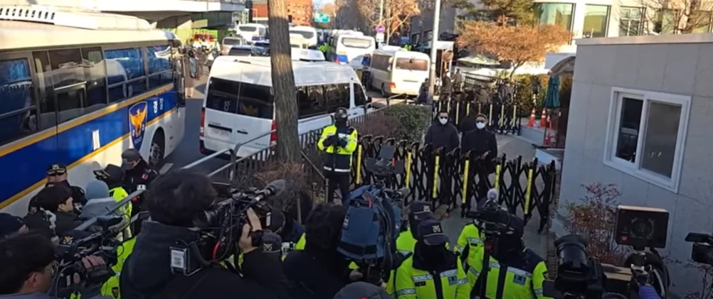Police and camera crews near the presidential residence entrance on January 3, 2025