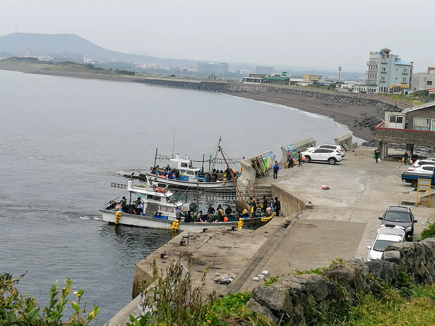 Boats and departure preparations near Seongsan Ilchulbong. Teemeah, September 19, 2017.