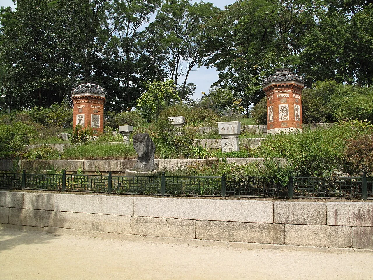 Ondol chimneys in Gyeongbokgung’s Amisan Garden